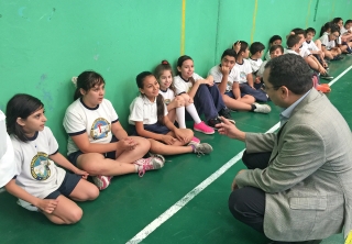 Amos Nascimento (GBHEM) visits with children at William Morris School with the IAMSCU Board of Directors.